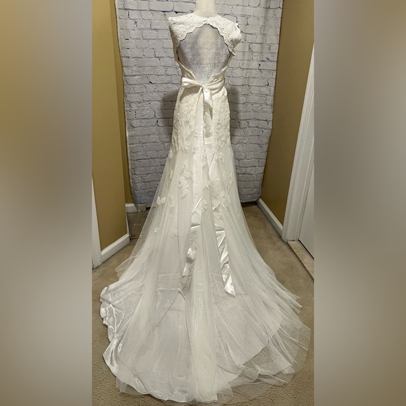 NWT David’s Bridal Ivory Cap Sleeve Lace Trumpet Wedding Dress Size 2 - $599 - Picture 8 of 15